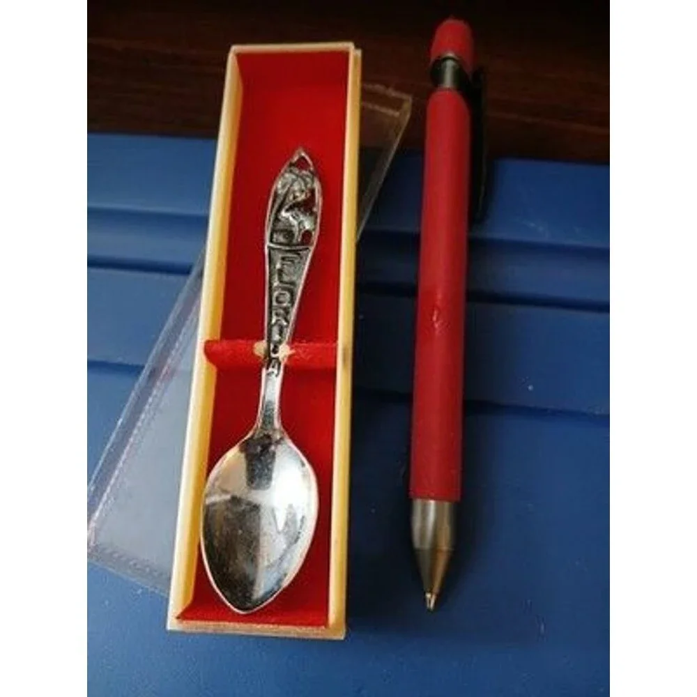 This vintage souvenir spoon, Florida theme with a flamingo and palm tree motif.